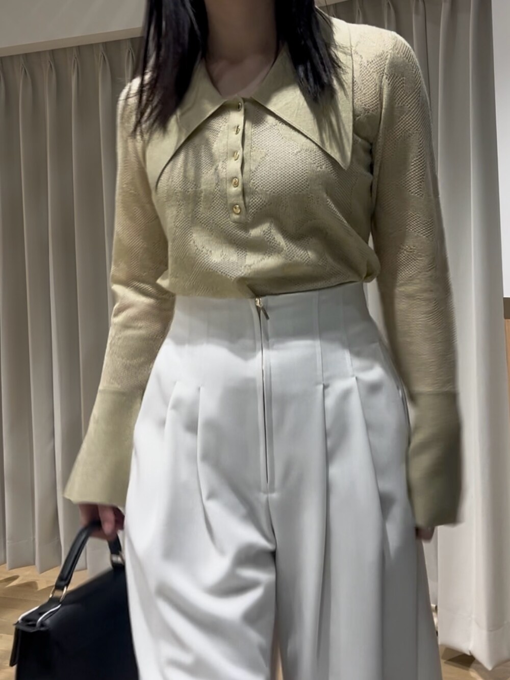 ブラック系のサンダル、ホワイト系のその他パンツ、グリーン系のニット/セーターを着用したレディースの春コーディネートの4枚目の写真