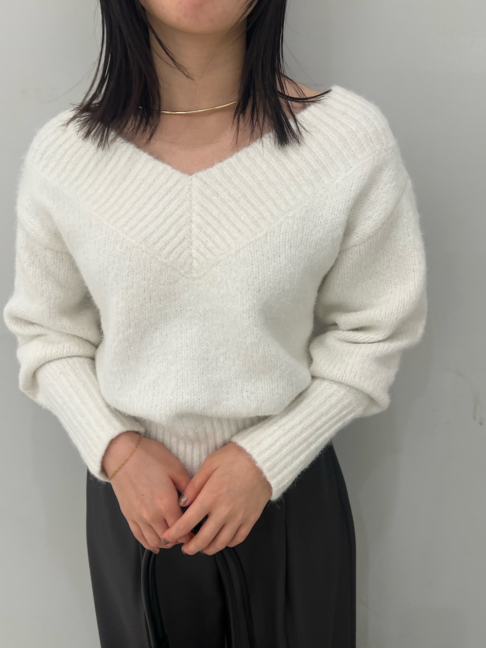 グレー系のその他パンツ、ブラック系のパンプス、ブラック系のショルダーバッグを着用したレディースの冬コーディネートの4枚目の写真