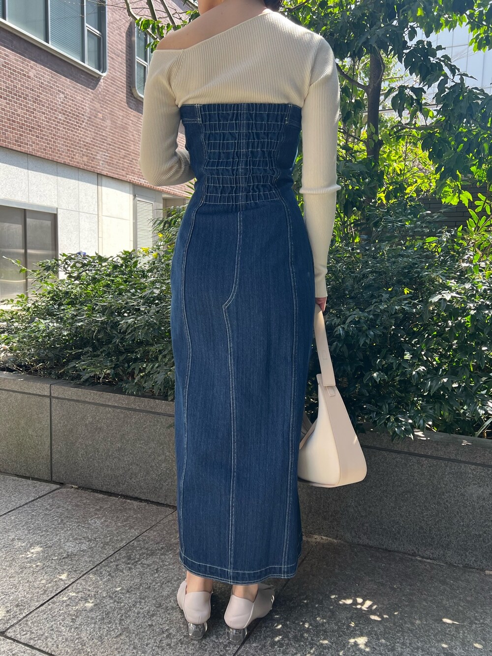 ホワイト系のパンプス、ブルー系のワンピース、ホワイト系のニット/セーターを着用したレディースの春コーディネートの6枚目の写真