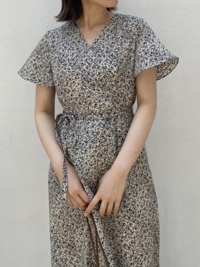 ブラウン系のパンプス、ホワイト系のハンドバッグ、ホワイト系のワンピースを着用したレディースの夏コーディネートの3枚目の写真