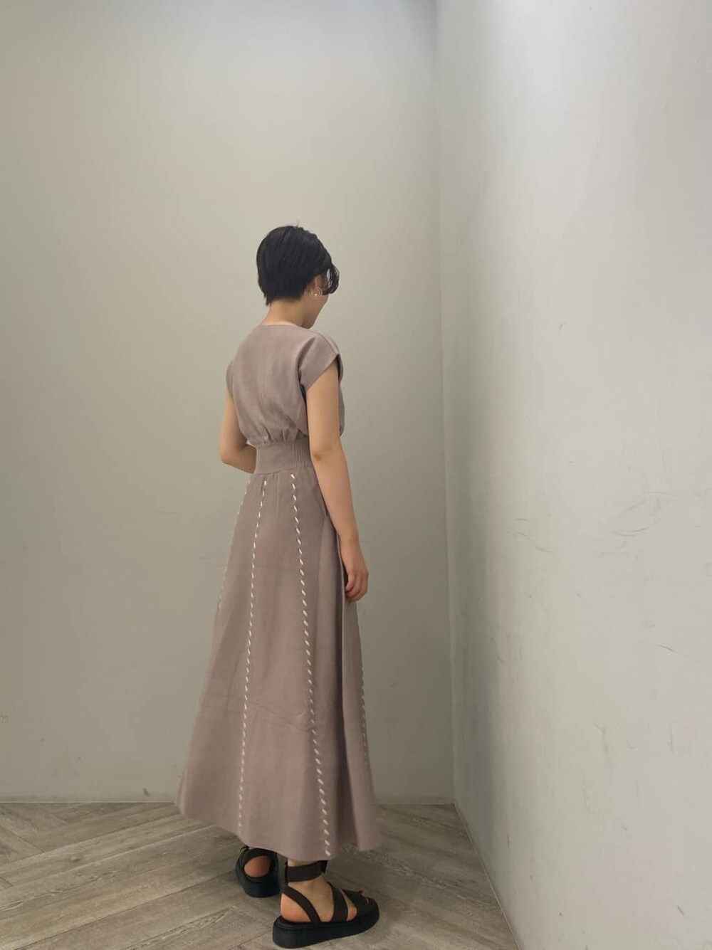 「選抜」｜「LAGUNAMOONのハンドステッチノースリーブニットワンピース（ワンピース、グレー系）」を使った、RUNA ONISHIさん（レディース・163cm）の夏コーディネートの4枚目の写真