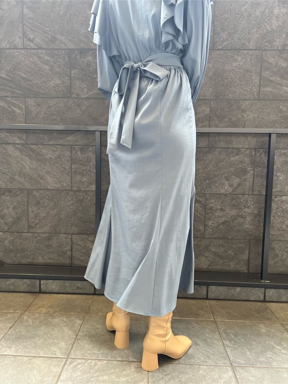 ベージュ系のブーツ、ブルー系のワンピース、ホワイト系のショルダーバッグを着用したレディースの夏コーディネートの8枚目の写真