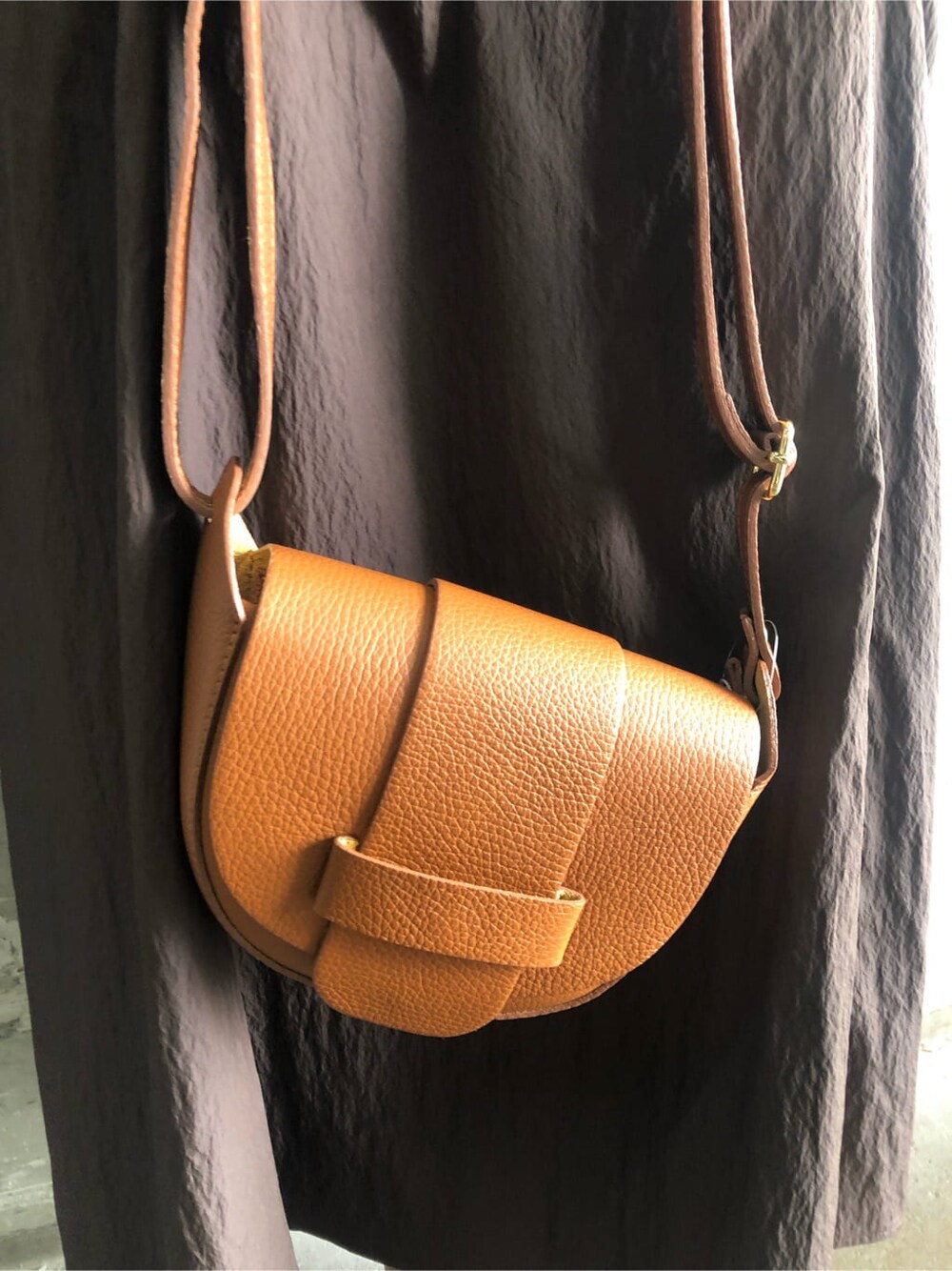 ベージュ系のその他シューズ、ブラウン系のショルダーバッグ、ブラウン系のスカートを着用したレディースの秋コーディネートの7枚目の写真