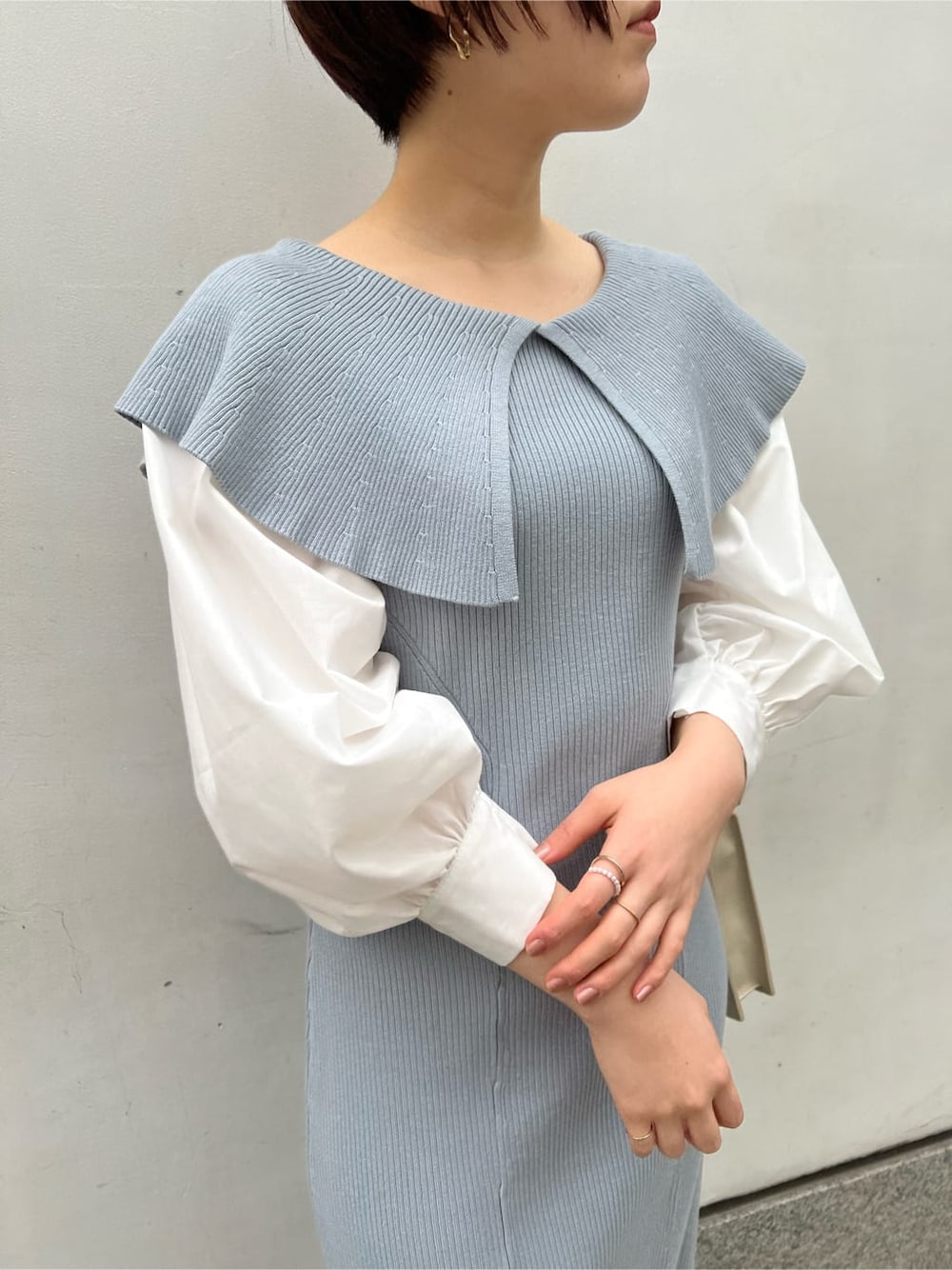 ベージュ系のその他シューズ、ブルー系のワンピース、ゴールド系のピアス（両耳用）を着用したレディースの冬コーディネートの4枚目の写真