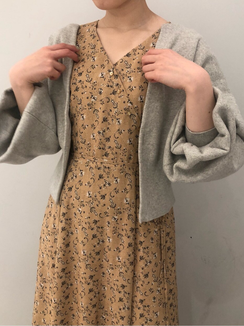 イエロー系のワンピース、ベージュ系のサンダル、グレー系のカーディガン/ボレロを着用したレディースの冬コーディネートの2枚目の写真