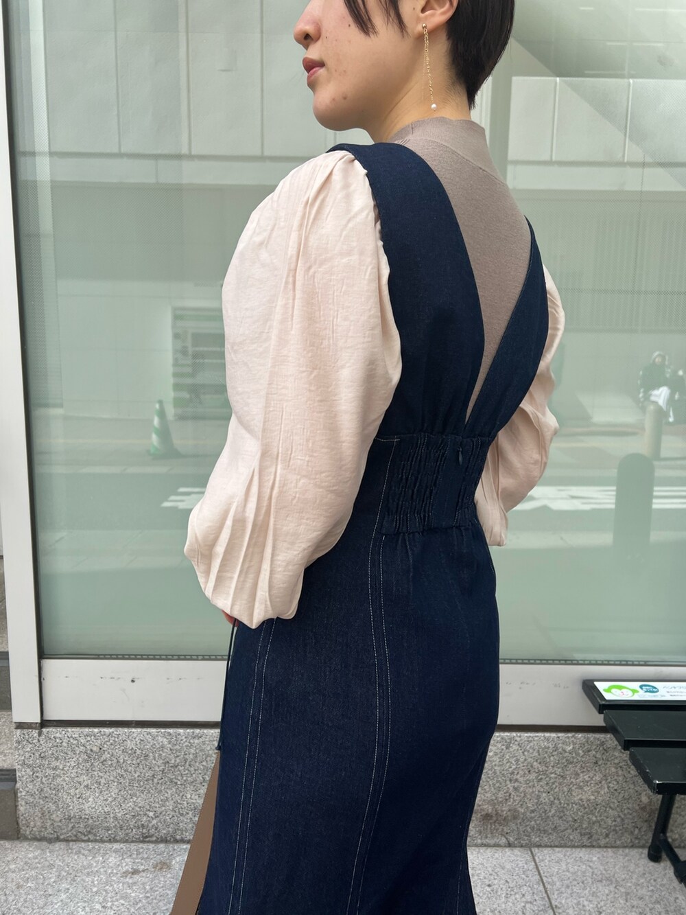 ベージュ系のカーディガン/ボレロ、レッド系のブーツ、ブラウン系のニット/セーターを着用したレディースの冬コーディネートの7枚目の写真