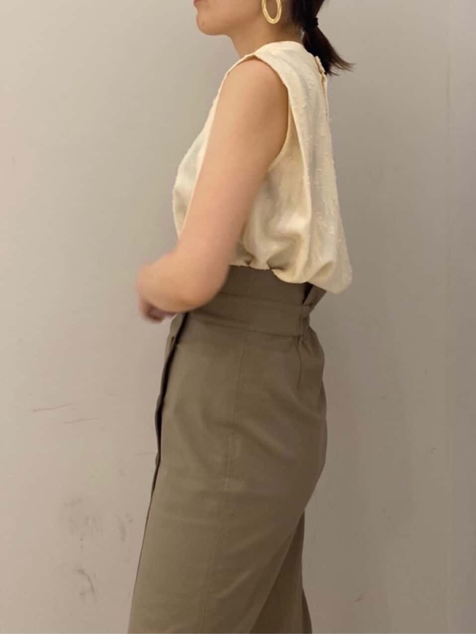 ブラック系のその他シューズ、ホワイト系のシャツ/ブラウス、グレー系のスカートを着用したレディースの夏コーディネートの6枚目の写真