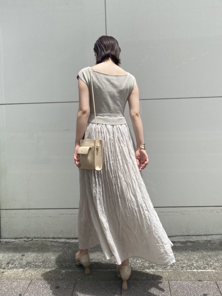 その他のパンプス、ベージュ系のハンドバッグ、グレー系のワンピースを着用したレディースの夏コーディネートの4枚目の写真