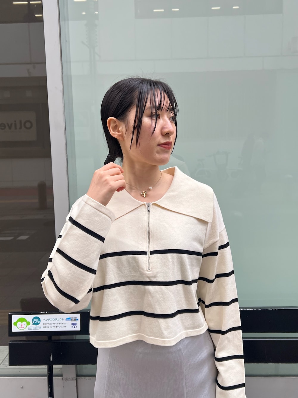 ホワイト系のニット/セーター、グレー系のスカートを着用したレディースの冬コーディネートの4枚目の写真