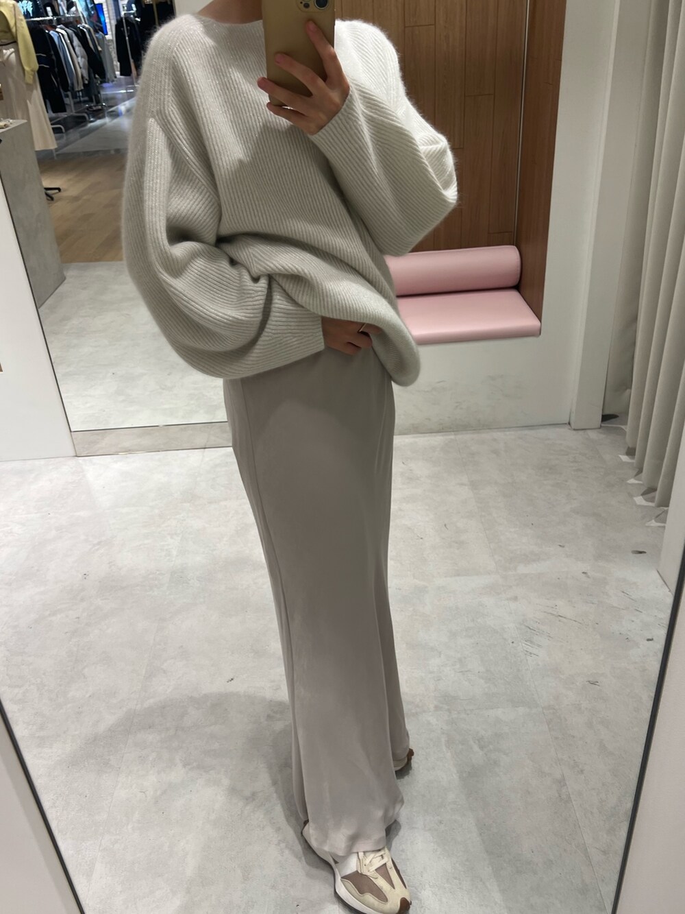 ベージュ系のスニーカー、ホワイト系のニット/セーター、ホワイト系のスカートを着用したレディースの秋コーディネートの9枚目の写真