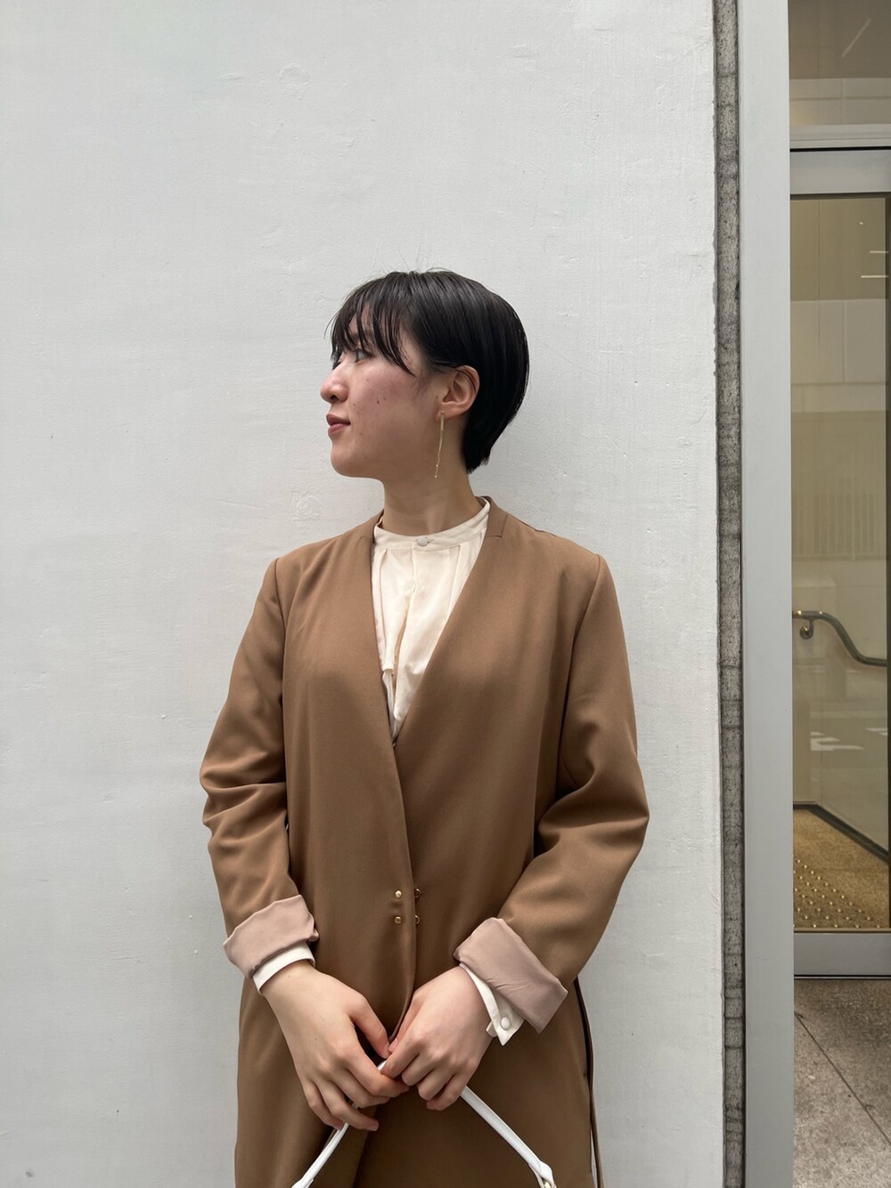 ベージュ系のサンダル、ピンク系のその他パンツ、ブラウン系のその他アウターを着用したレディースの春コーディネートの4枚目の写真