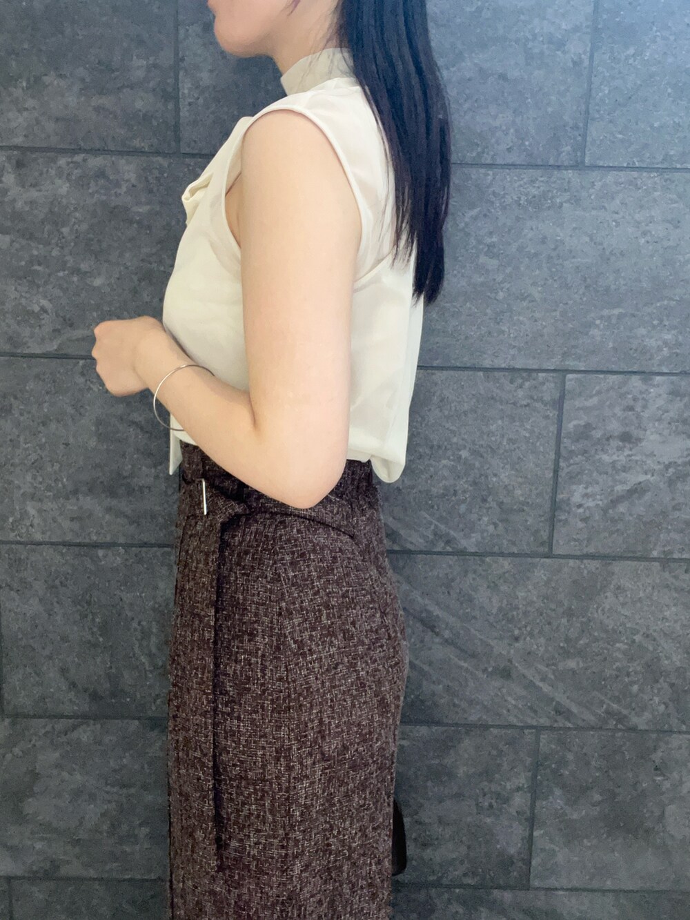 ブラウン系のボストンバッグ、ホワイト系のシャツ/ブラウス、ブラウン系のスカートを着用したレディースの夏コーディネートの5枚目の写真