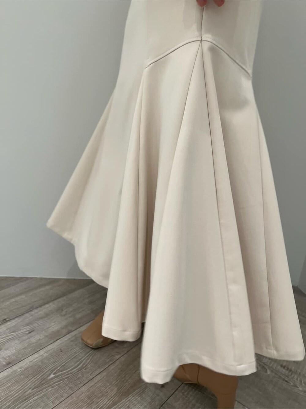 ベージュ系のその他シューズ、ホワイト系のスカート、ホワイト系のニット/セーターを着用したレディースの冬コーディネートの6枚目の写真