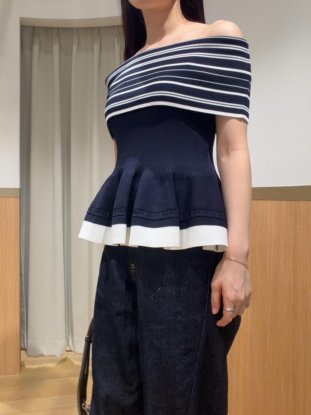 ブルー系のデニムパンツ、ブルー系のニット/セーター、ブラウン系のサンダルを着用したレディースの夏コーディネートの5枚目の写真