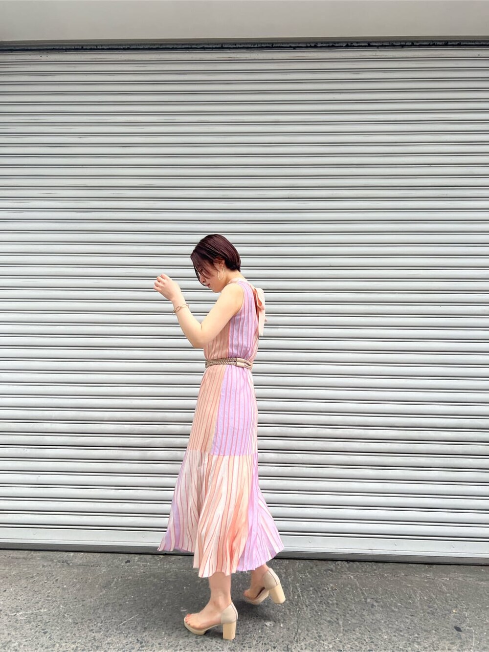 オレンジ系のワンピース、その他のパンプス、ホワイト系のカーディガン/ボレロを着用したレディースの春コーディネートの5枚目の写真