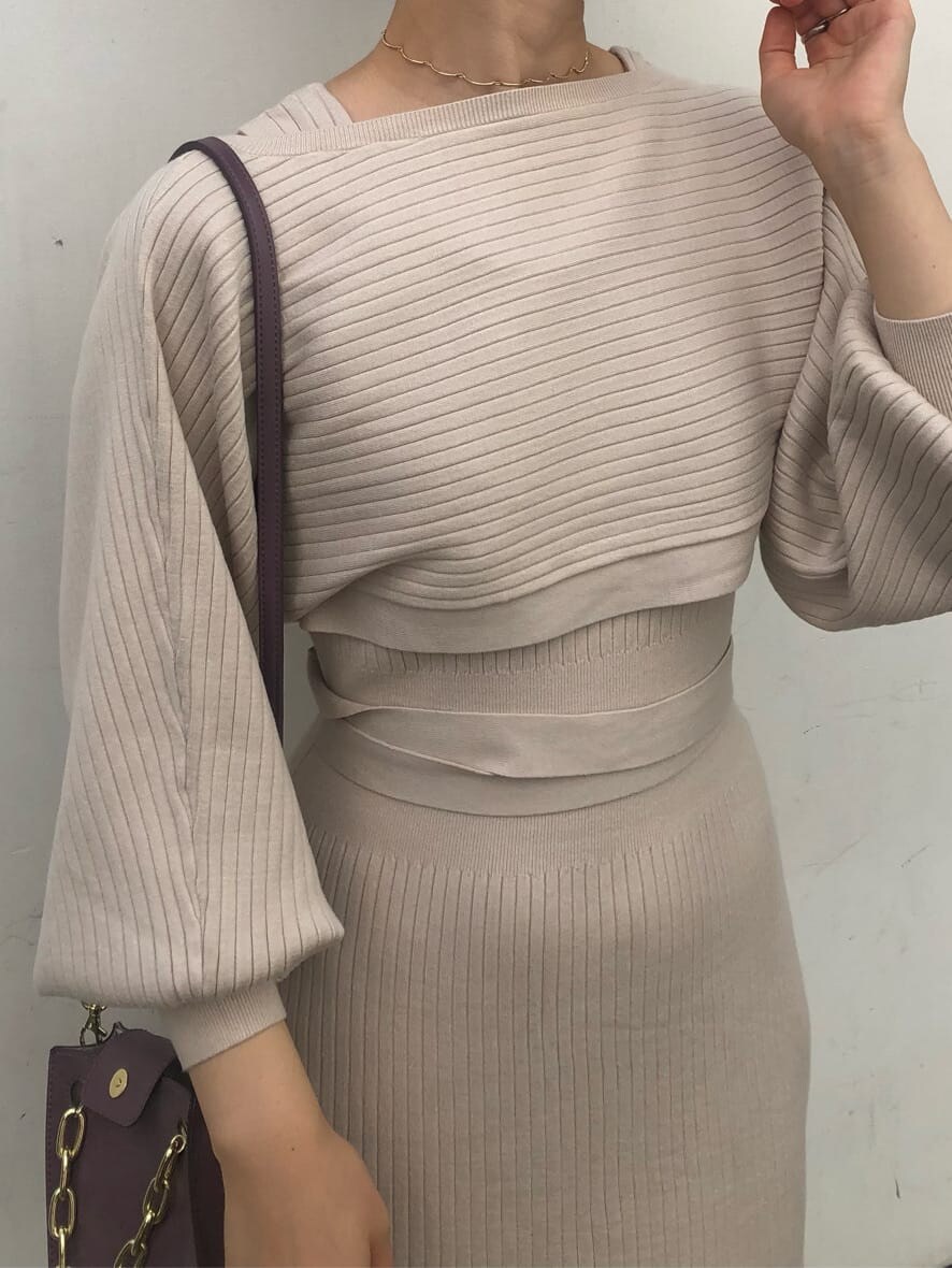 ベージュ系のその他シューズ、パープル系のショルダーバッグ、ホワイト系のワンピースを着用したレディースの秋コーディネートの5枚目の写真