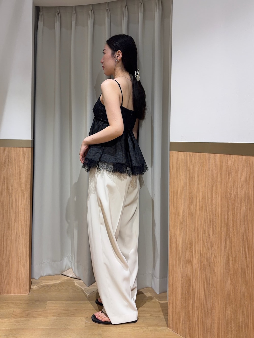 ホワイト系のその他パンツ、ブラック系のキャミソール、ブラウン系のハンドバッグを着用したレディースの夏コーディネートの2枚目の写真