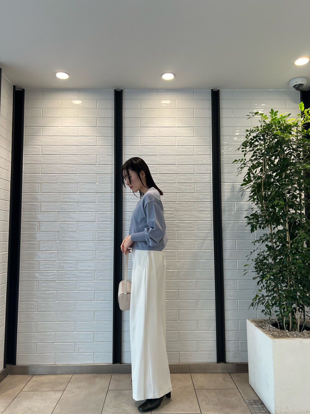 ホワイト系のその他パンツ、ブルー系のニット/セーターを着用したレディースの冬コーディネートの2枚目の写真