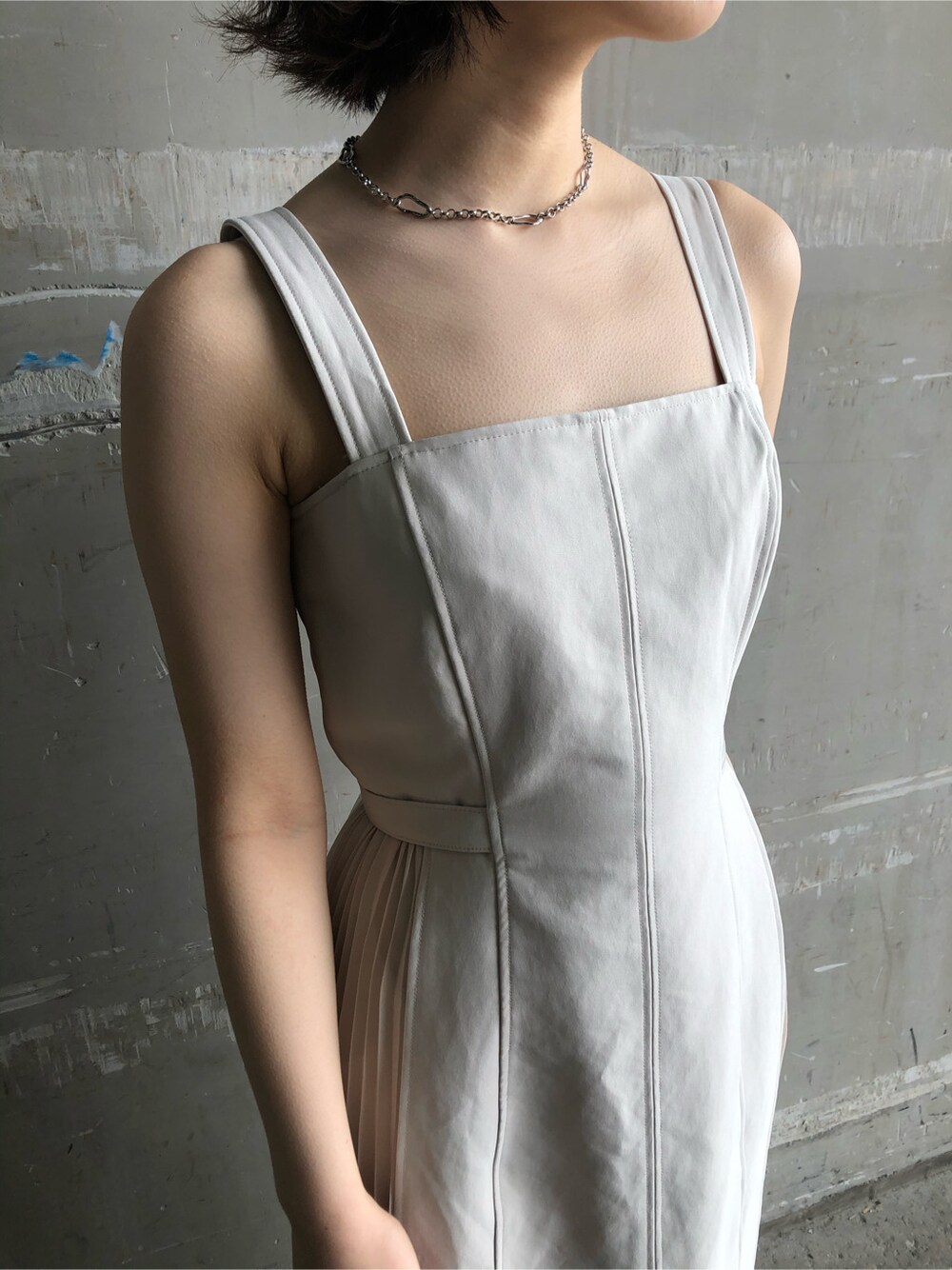 ブラウン系のパンプス、ホワイト系のワンピース、ホワイト系のカーディガン/ボレロを着用したレディースの春コーディネートの5枚目の写真