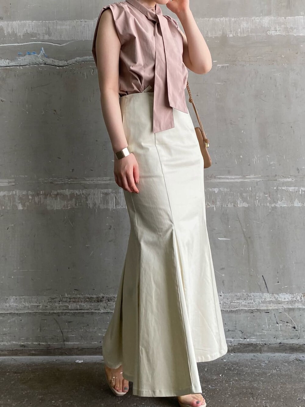 その他のパンプス、ベージュ系のショルダーバッグ、ベージュ系のシャツ/ブラウスを着用したレディースの夏コーディネートの2枚目の写真