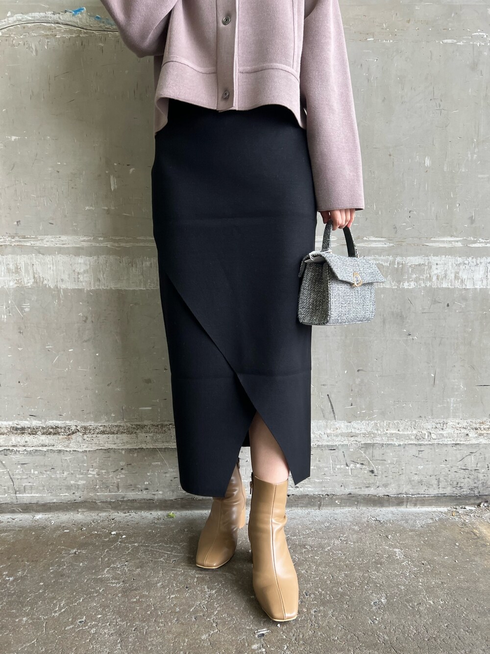 ベージュ系のブーツ、ブラック系のスカート、ベージュ系のカーディガン/ボレロを着用したレディースの秋コーディネートの7枚目の写真