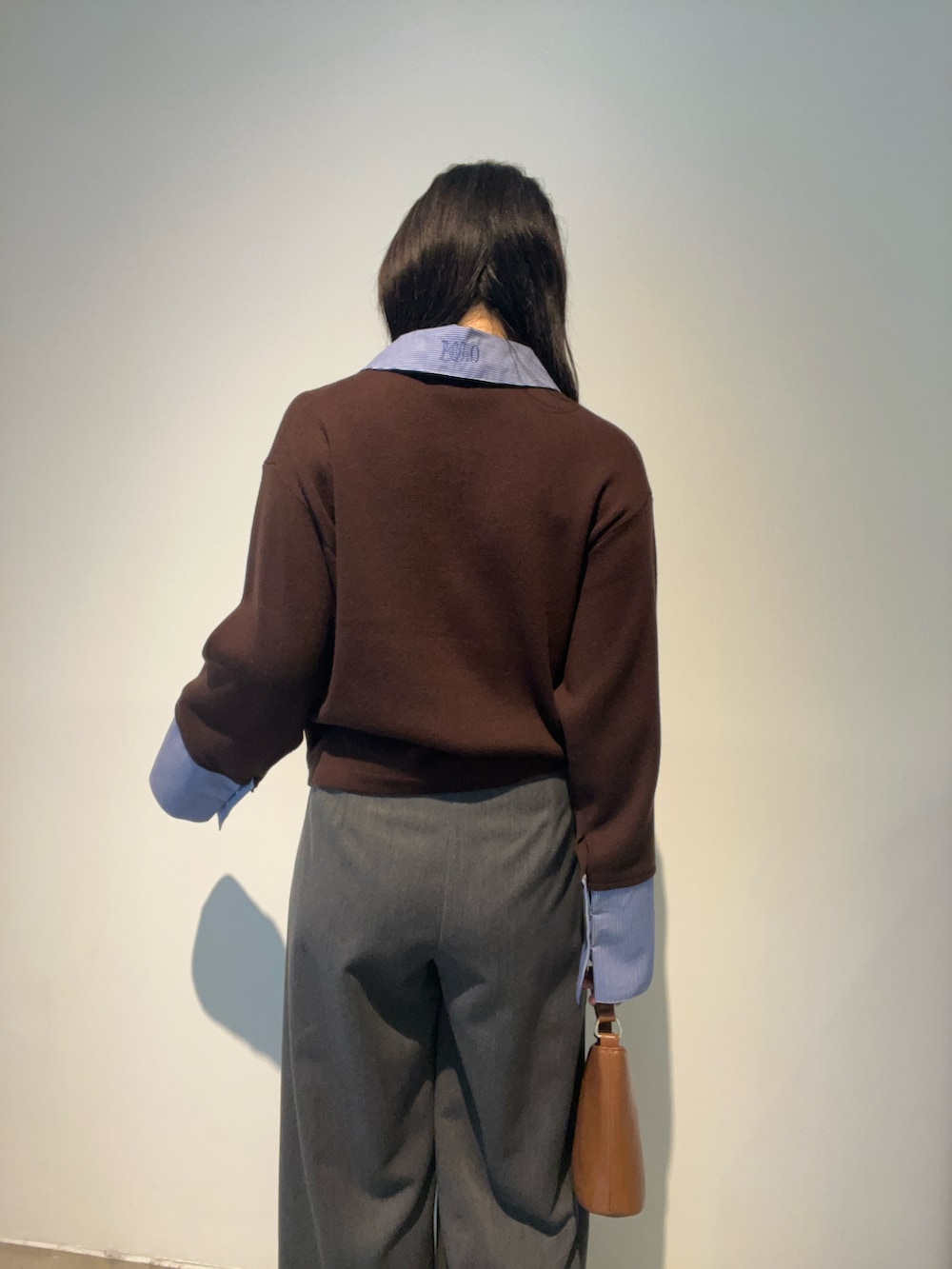 グレー系のその他パンツ、ブラウン系のニット/セーター、イエロー系のハンドバッグを着用したレディースの秋コーディネートの6枚目の写真