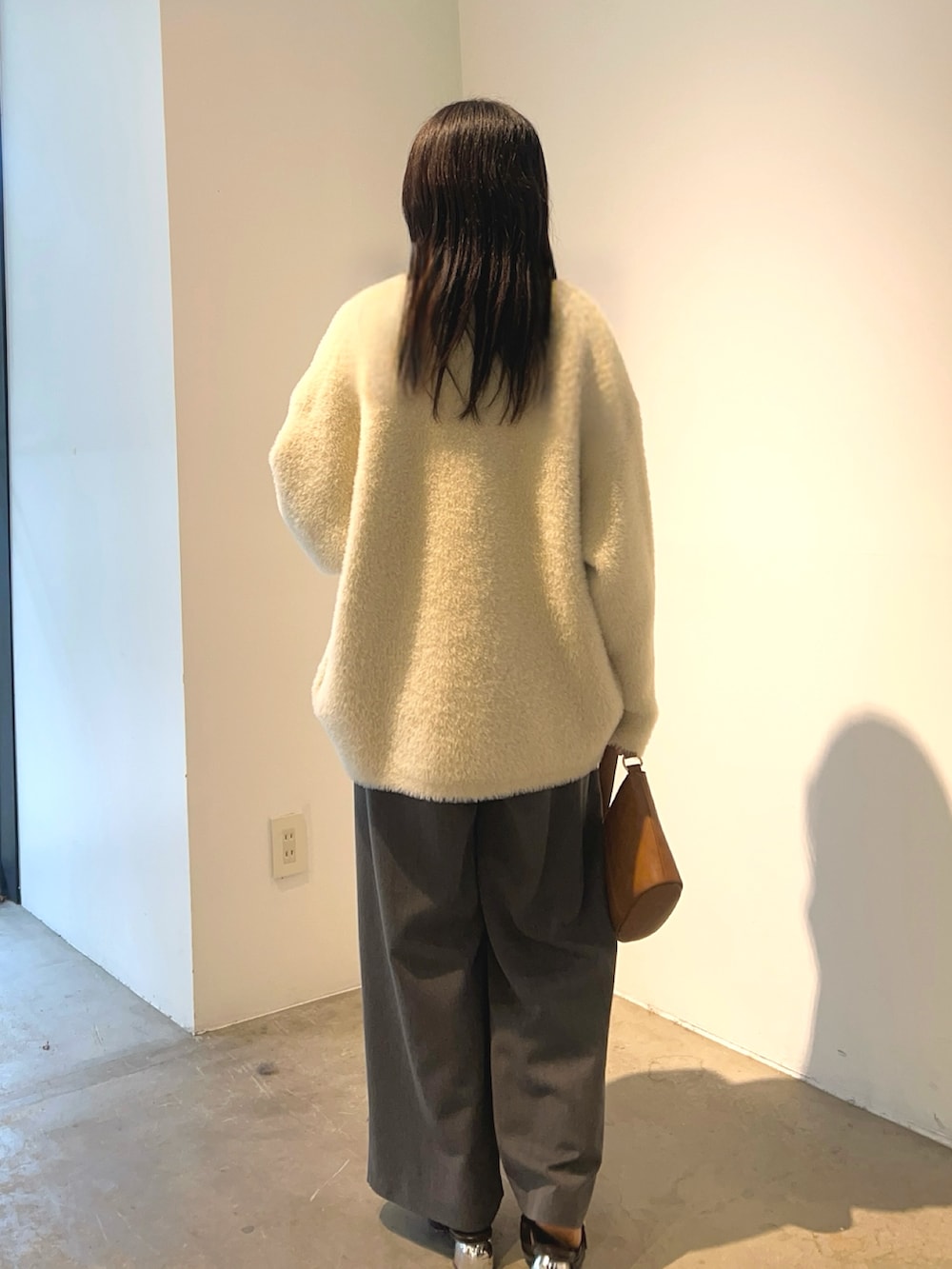 ホワイト系のカーディガン/ボレロ、ブラウン系のニット/セーター、グレー系のその他パンツを着用したレディースの秋コーディネートの3枚目の写真