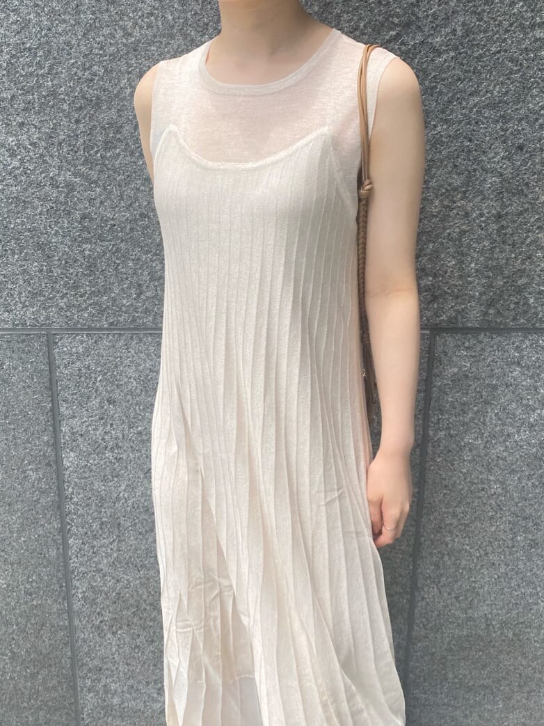 ブラウン系のパンプス、ホワイト系のワンピース、ベージュ系のショルダーバッグを着用したレディースの夏コーディネートの3枚目の写真