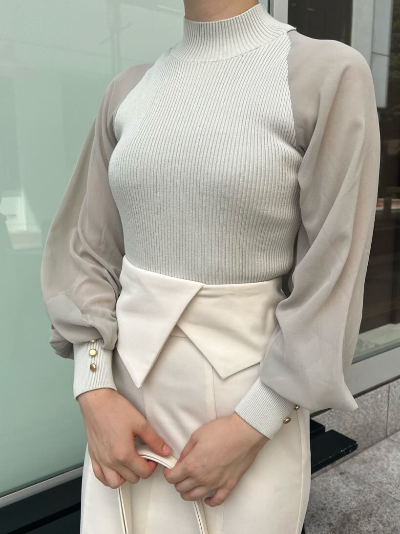 ベージュ系のブーツ、ブラック系のその他トップス、ホワイト系のスカートを着用したレディースの夏コーディネートの7枚目の写真