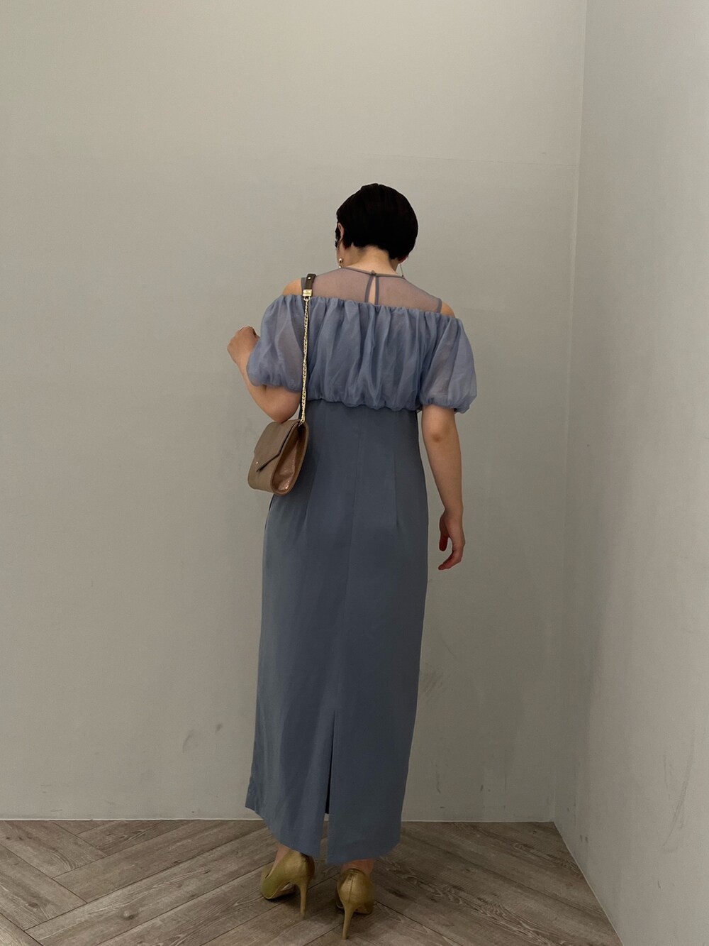 RUNA ONISHIさんの「LADYシャインクラッチBAG（LAGUNAMOON）」を使ったコーディネートの2枚目の写真