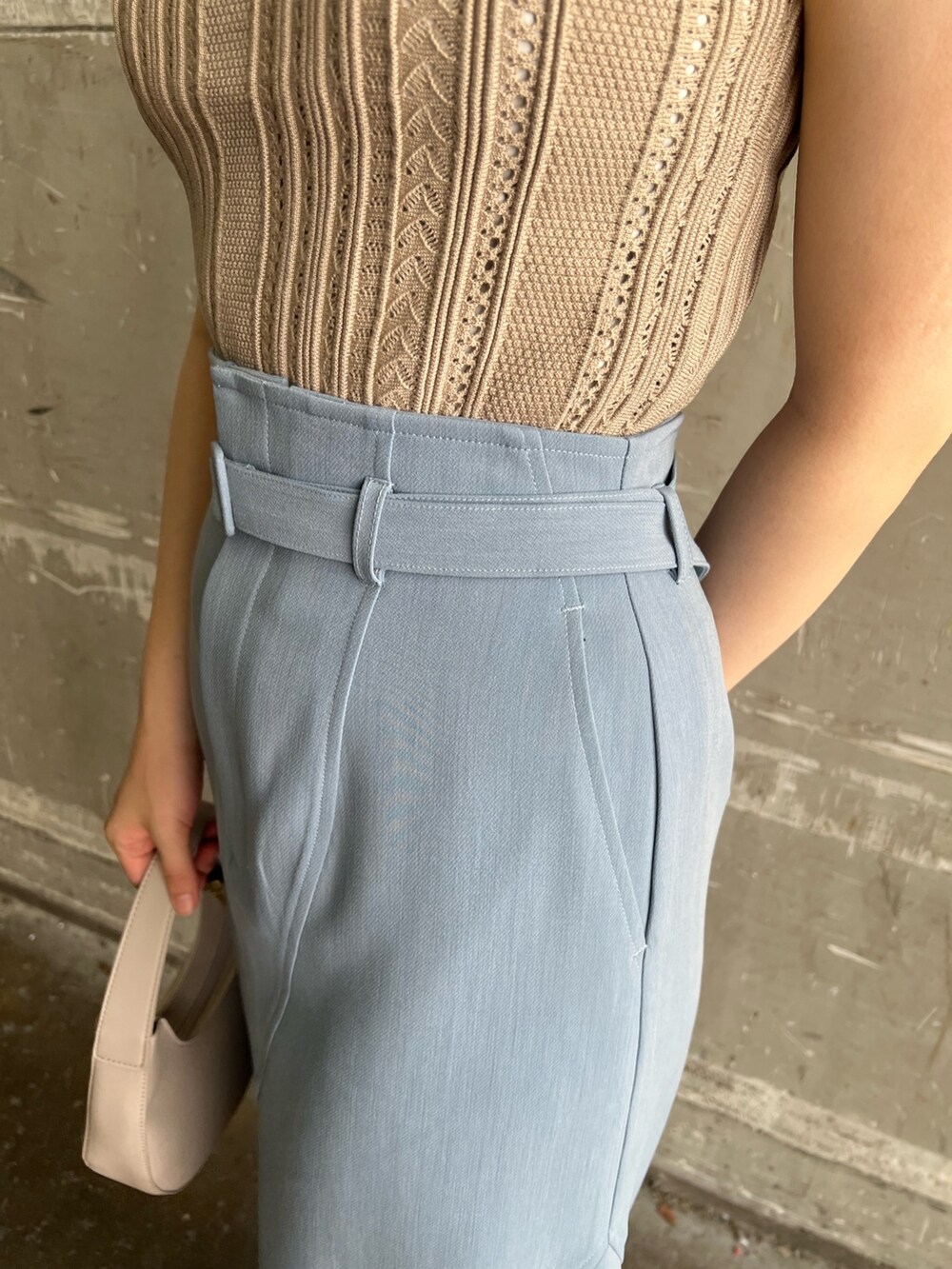 ベージュ系のニット/セーター、ブルー系のスカート、ベージュ系のサンダルを着用したレディースの夏コーディネートの9枚目の写真