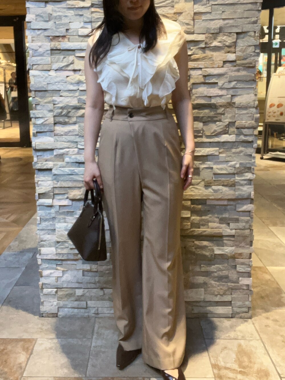 ブラウン系のボストンバッグ、ホワイト系のニット/セーター、ブラウン系のボストンバッグを着用したレディースの秋コーディネートの4枚目の写真