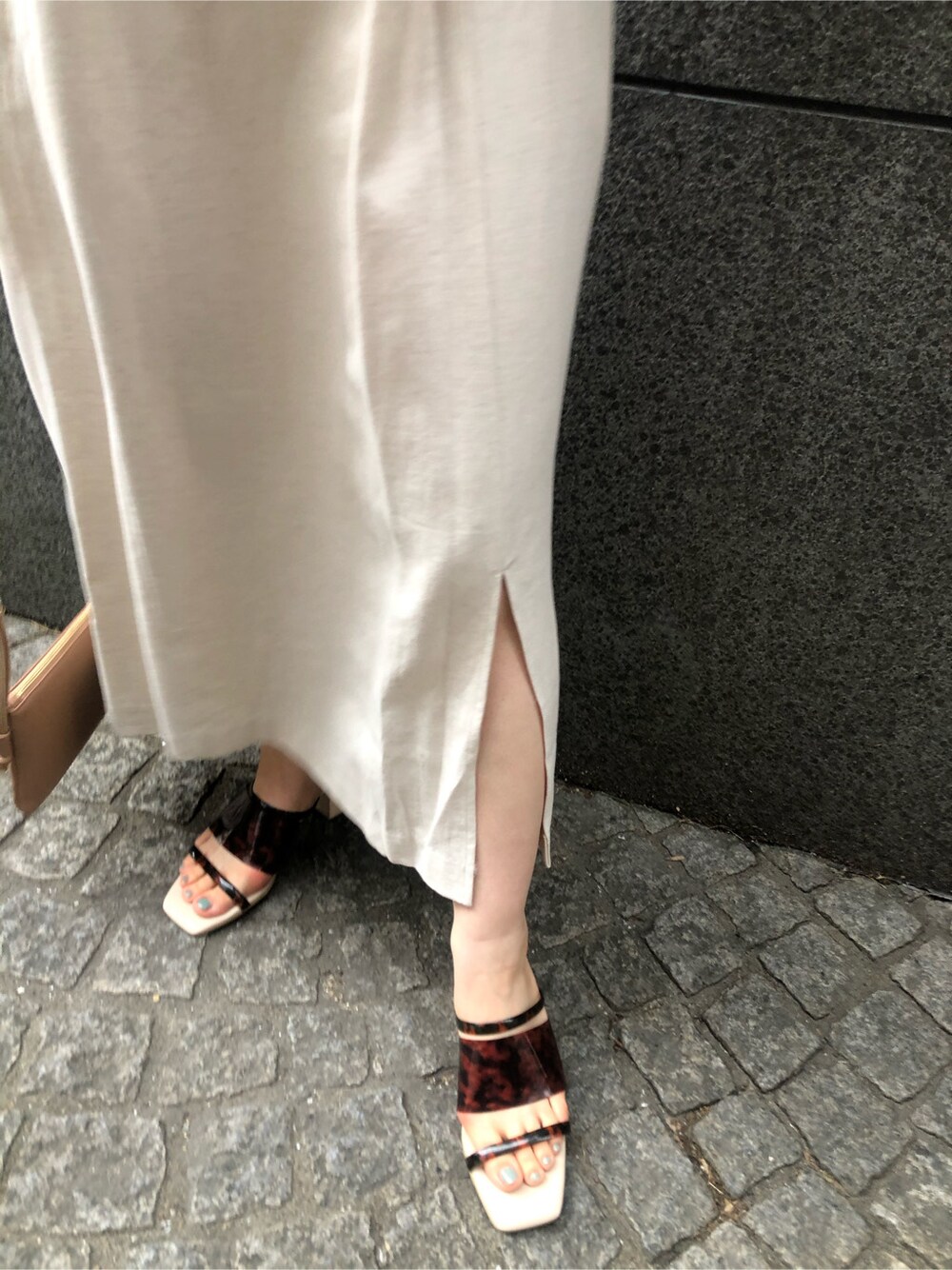 その他のその他シューズ、ベージュ系のショルダーバッグ、ホワイト系のワンピースを着用したレディースの春コーディネートの7枚目の写真