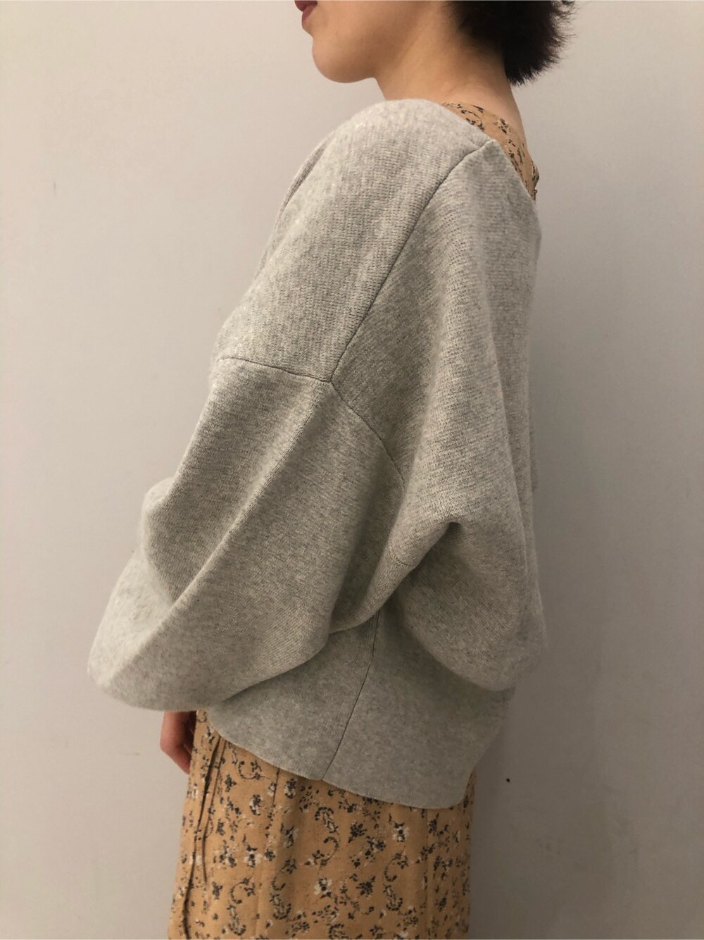 イエロー系のワンピース、ベージュ系のサンダル、グレー系のカーディガン/ボレロを着用したレディースの冬コーディネートの7枚目の写真