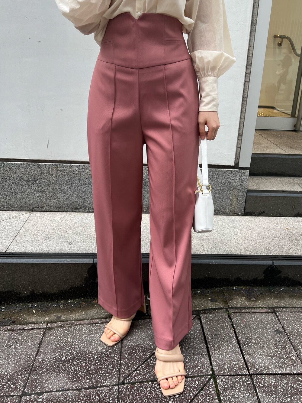 ベージュ系のサンダル、ピンク系のその他パンツ、ブラウン系のその他アウターを着用したレディースの春コーディネートの9枚目の写真