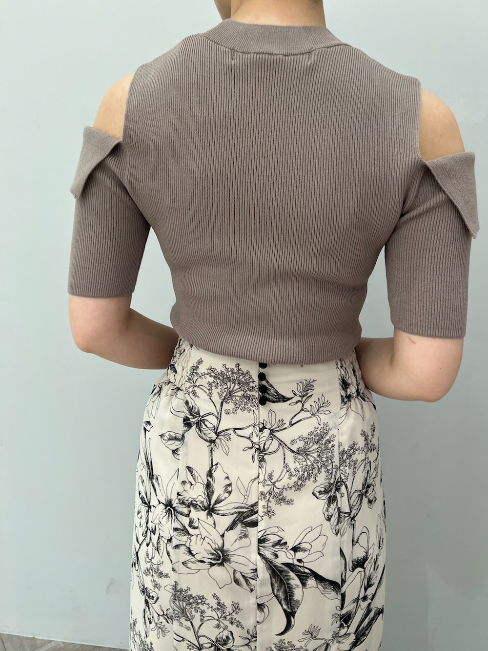 ブラウン系のサンダル、ホワイト系のスカート、ベージュ系のニット/セーターを着用したレディースの春コーディネートの8枚目の写真