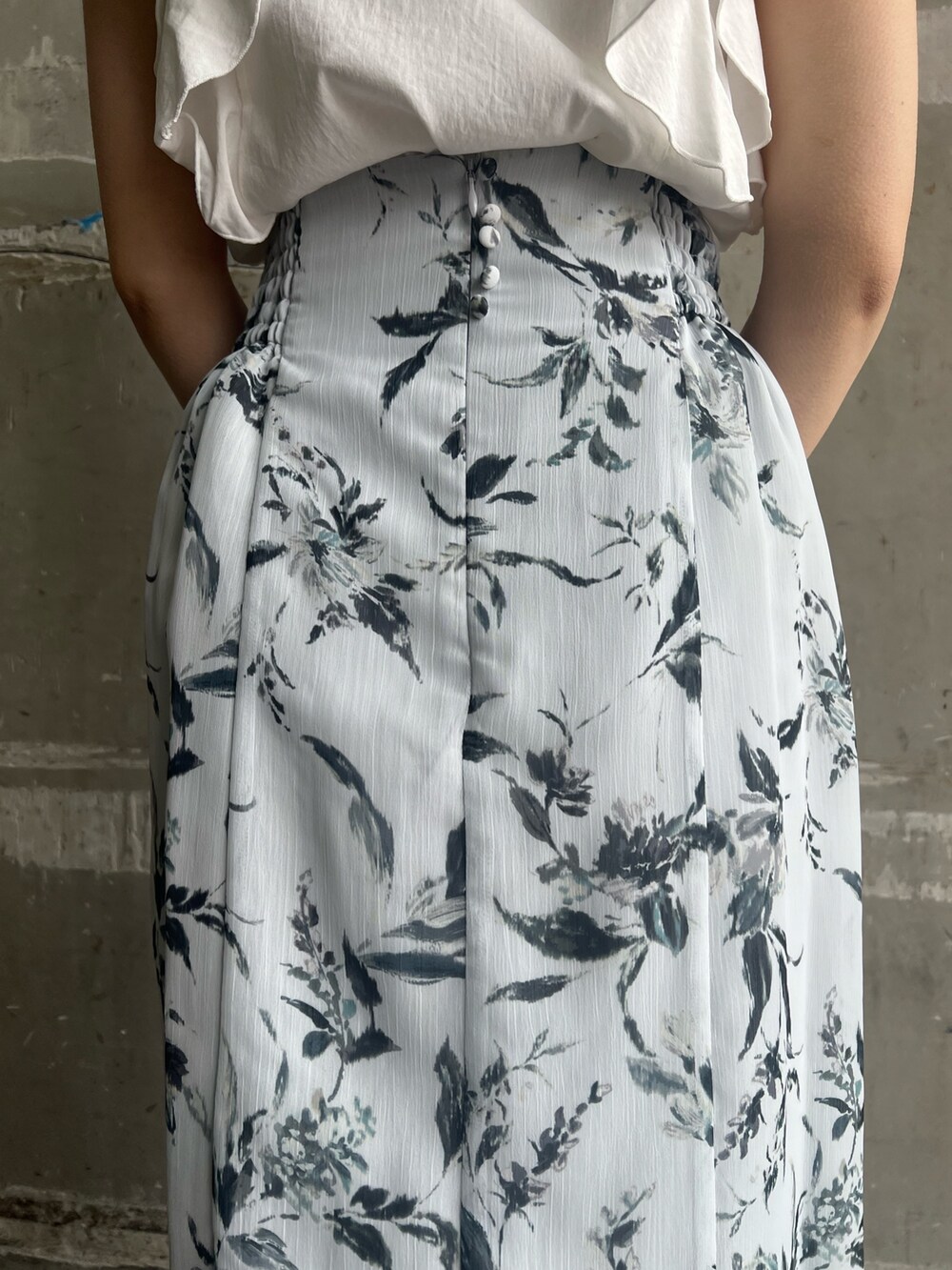 ホワイト系のシャツ/ブラウス、ブラック系のサンダル、ホワイト系のショルダーバッグを着用したレディースの春コーディネートの9枚目の写真