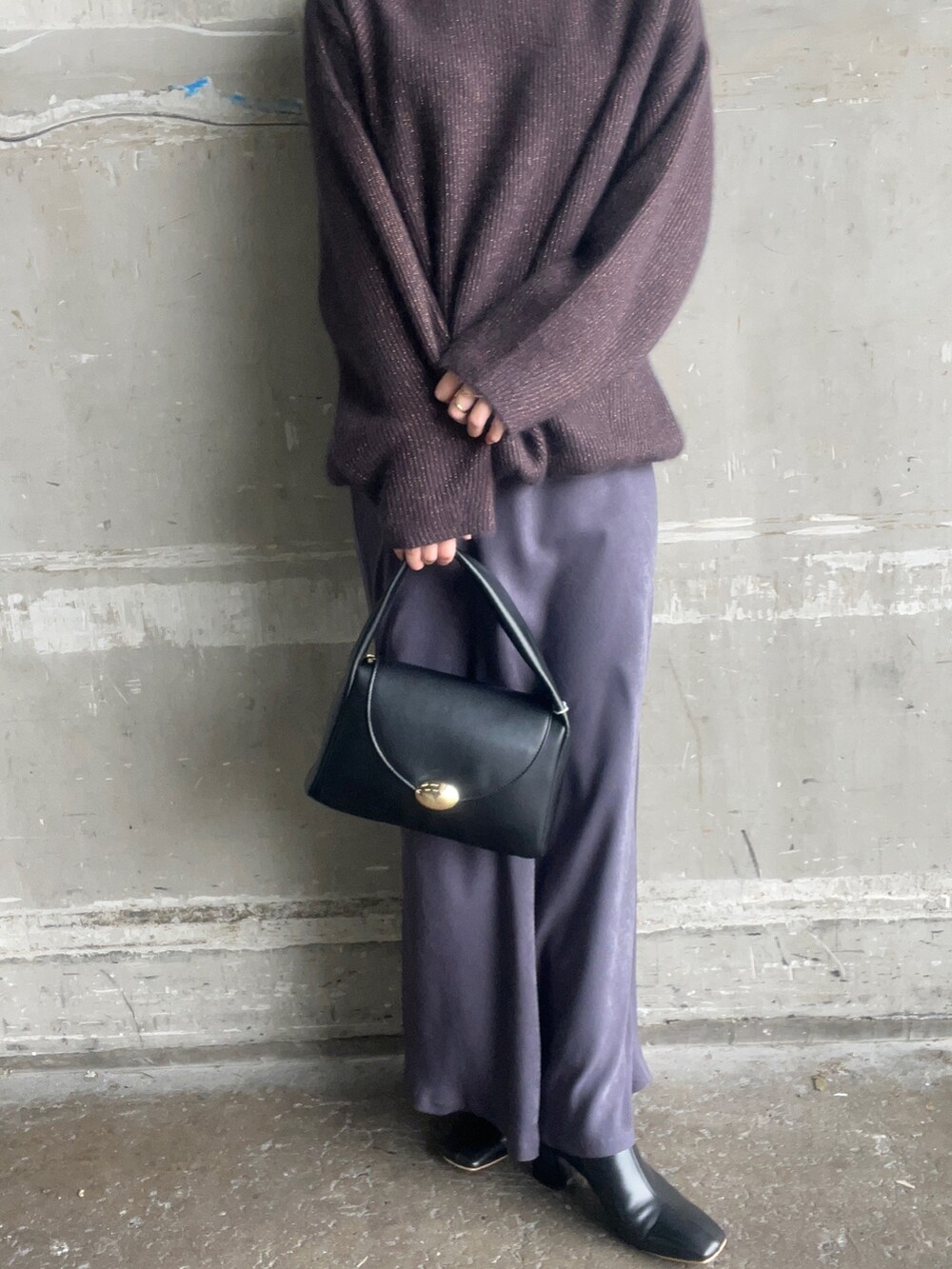 ブラック系のブーツ、グレー系のスカート、ブラウン系のニット/セーターを着用したレディースの秋コーディネートの5枚目の写真