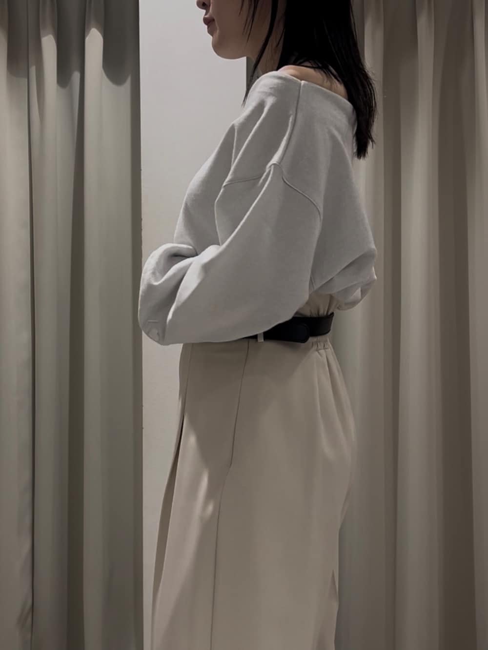 ホワイト系のその他パンツ、ホワイト系のスウェット、ホワイト系のサンダルを着用したレディースの春コーディネートの5枚目の写真