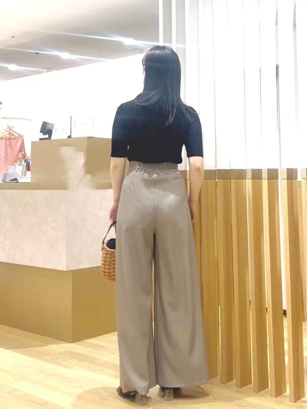 ブラック系のTシャツ/カットソー、ブラウン系のその他パンツ、ブラック系のサンダルを着用したレディースの春コーディネートの3枚目の写真