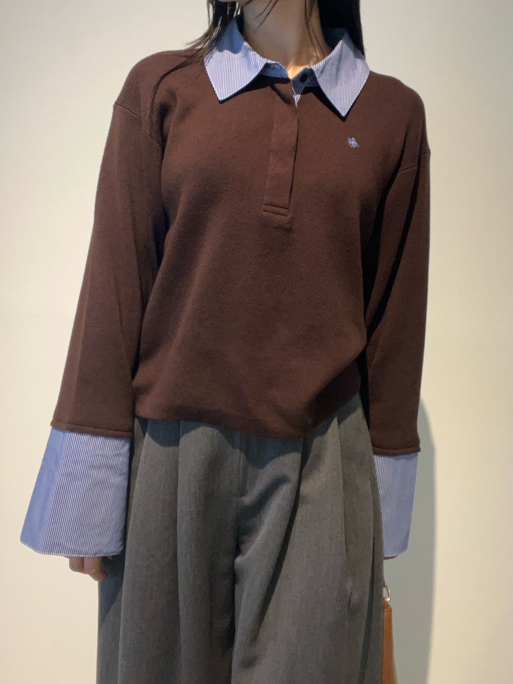 グレー系のその他パンツ、ブラウン系のニット/セーター、イエロー系のハンドバッグを着用したレディースの秋コーディネートの4枚目の写真