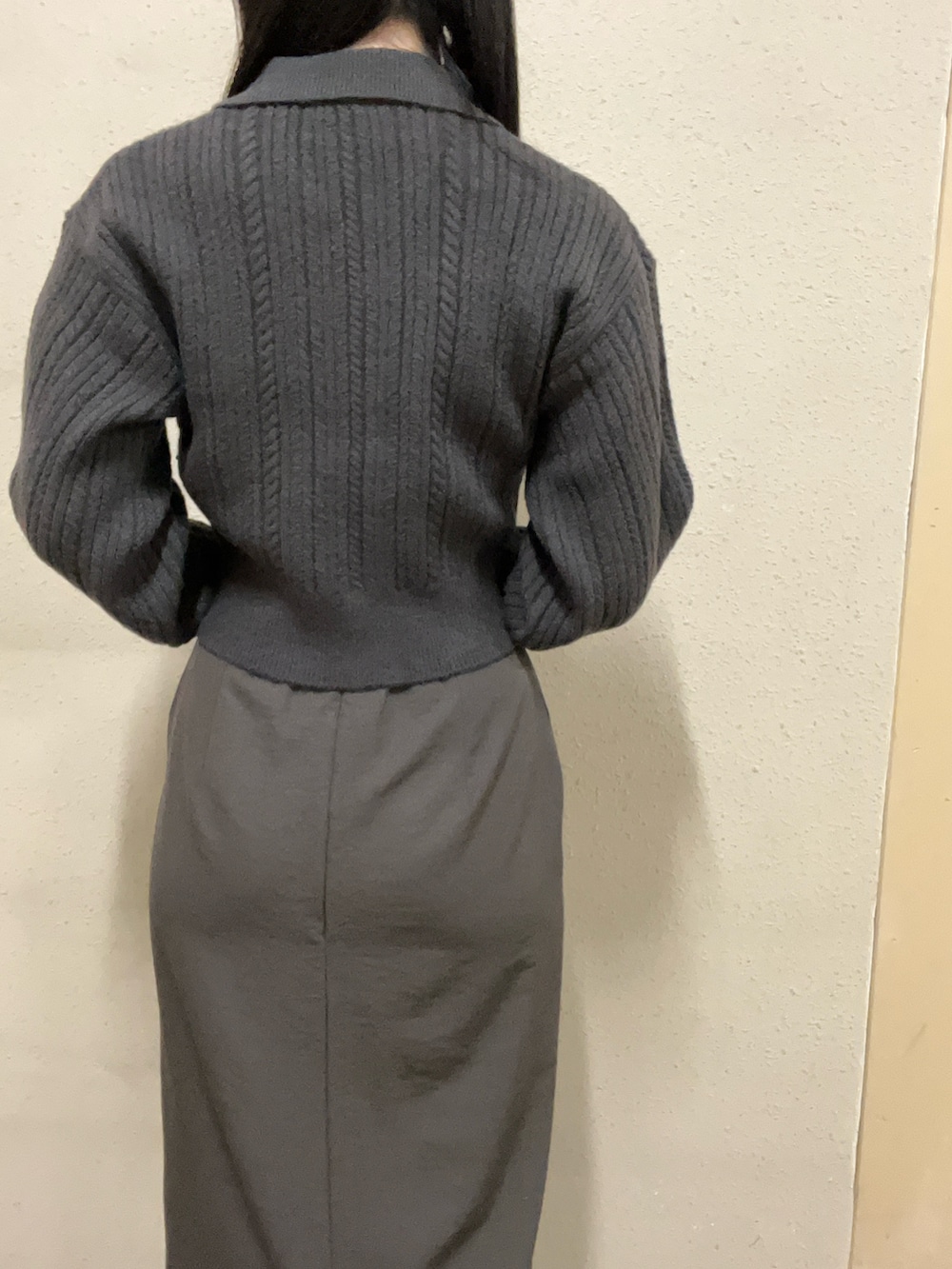 ブラック系のブーツ、グレー系のニット/セーター、ブラウン系のスカートを着用したレディースの秋コーディネートの6枚目の写真