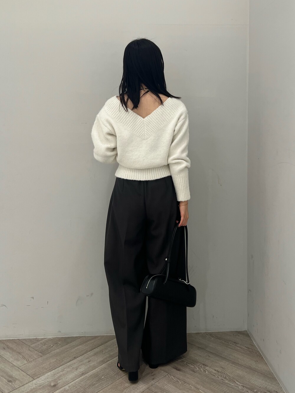 グレー系のその他パンツ、ブラック系のパンプス、ブラック系のショルダーバッグを着用したレディースの冬コーディネートの3枚目の写真