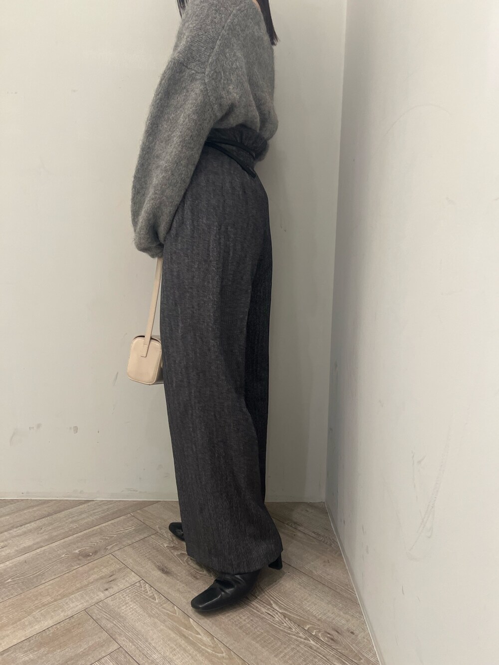 ブラック系のブーツ、グレー系のその他パンツ、グレー系のニット/セーターを着用したレディースの冬コーディネートの7枚目の写真