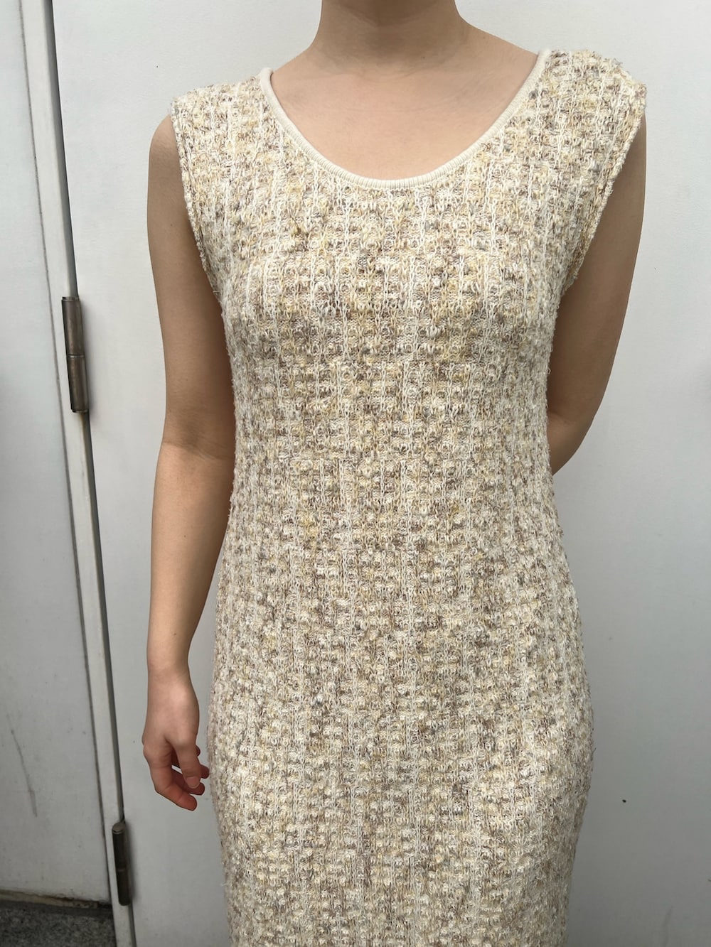 ベージュ系のサンダル、ホワイト系のワンピース、ベージュ系のテーラードジャケットを着用したレディースの春コーディネートの9枚目の写真