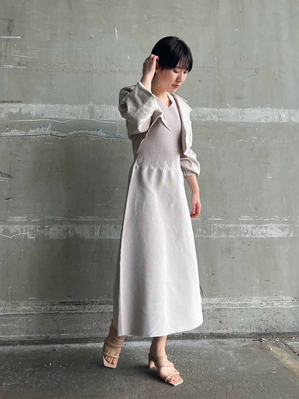 ベージュ系のサンダル、ベージュ系のテーラードジャケット、グレー系のワンピースを着用したレディースの春コーディネートの2枚目の写真