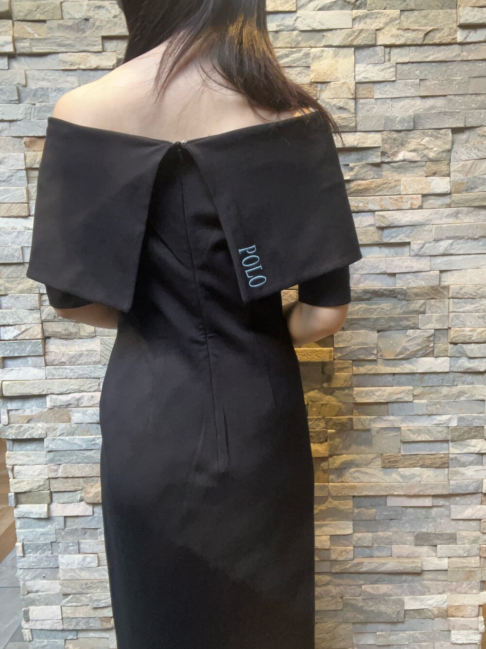 ブラウン系のボストンバッグ、ブラック系のワンピース、ブラウン系のパンプスを着用したレディースの夏コーディネートの6枚目の写真