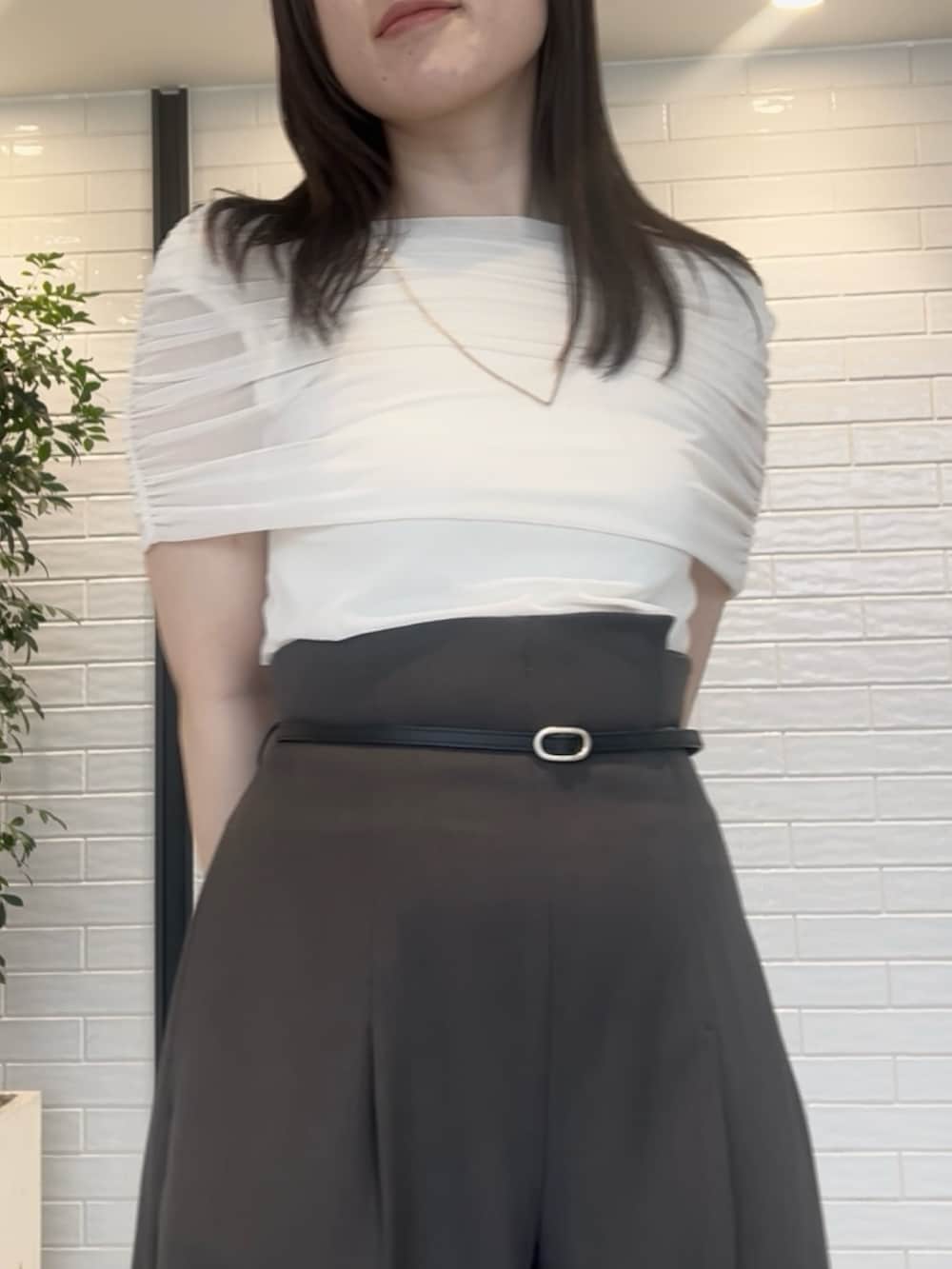 「LAGUNAMOONのノースリーブオフショルチュールトップス（Tシャツ/カットソー、ホワイト系）」を使った、RUNA ONISHIさん（レディース・163cm）の夏コーディネートの4枚目の写真