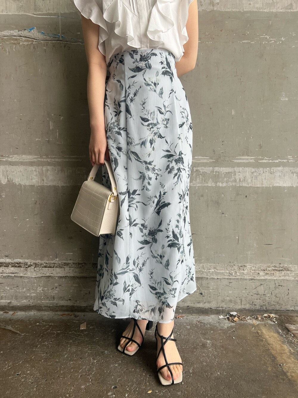 ホワイト系のシャツ/ブラウス、ブラック系のサンダル、ホワイト系のショルダーバッグを着用したレディースの春コーディネートの7枚目の写真