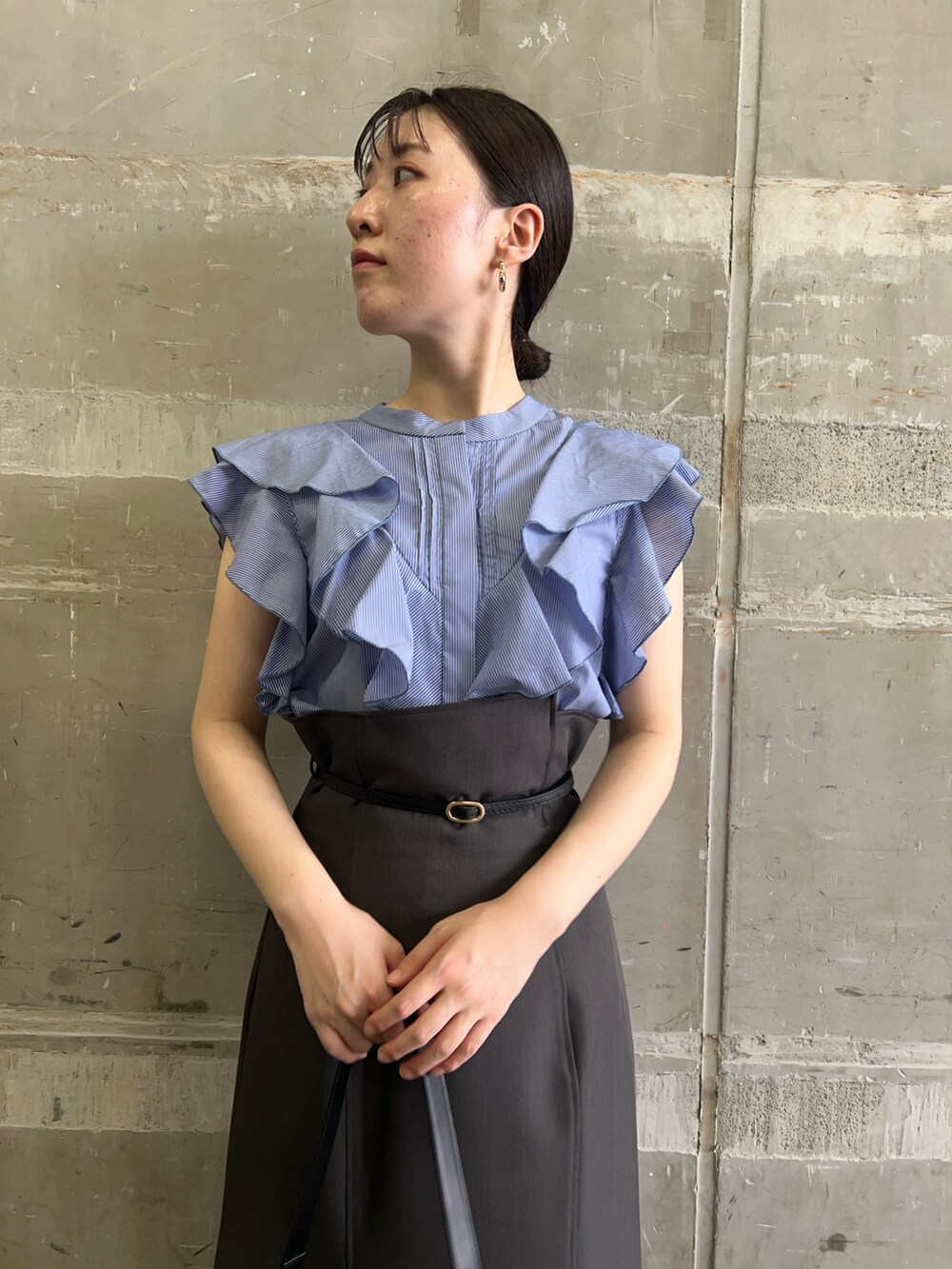 ブラック系のサンダル、ブラック系のショルダーバッグ、グレー系のスカートを着用したレディースの夏コーディネートの5枚目の写真